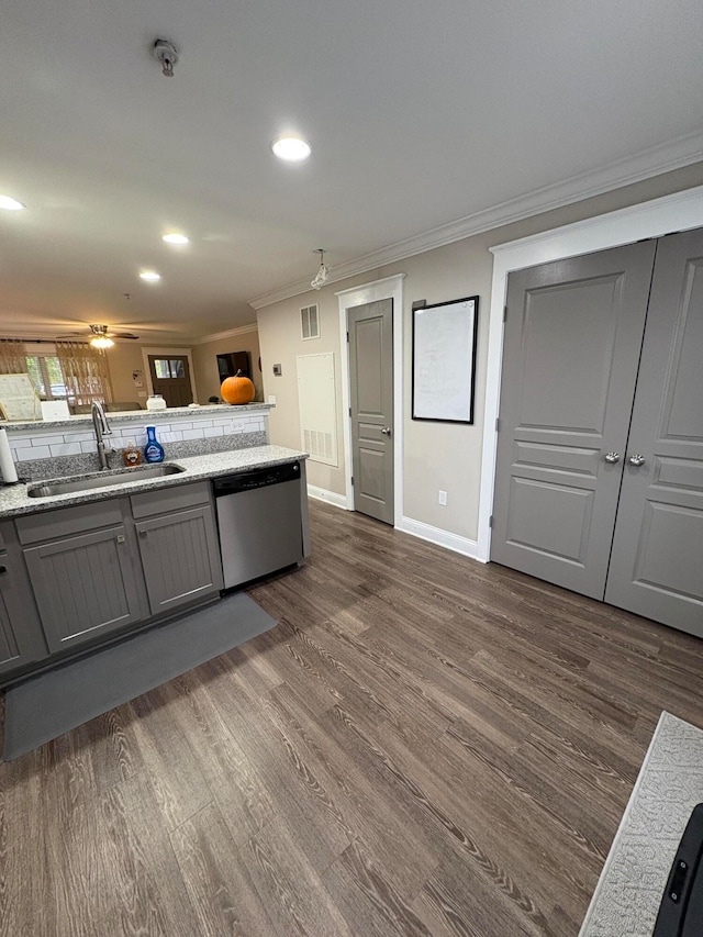 kitchen with dark wood-type flooring, sink, crown molding, gray cabinets, and stainless steel dishwasher