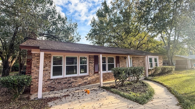 ranch-style home with a front lawn