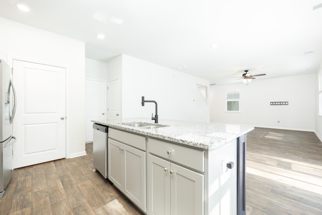 kitchen featuring a kitchen island with sink, dark wood-type flooring, gray cabinetry, sink, and appliances with stainless steel finishes