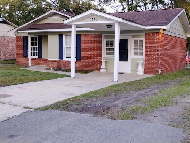 single story home with a front lawn