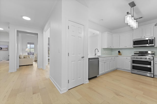132 Fresh Meadow Ln, Mount Pleasant, SC 29466 - kitchen featuring stainless steel appliances, light wood-style flooring, light countertops, white cabinets, and crown molding