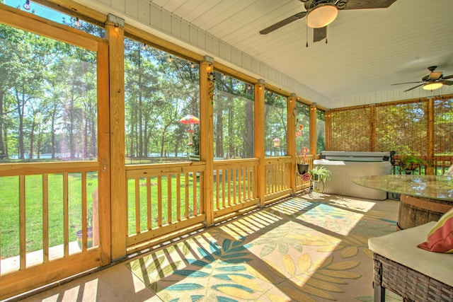 sunroom with ceiling fan