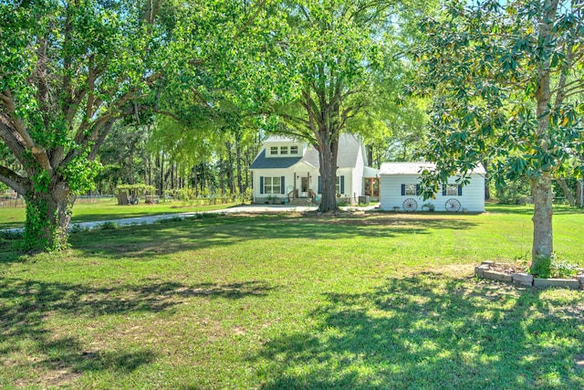 view of yard with an outdoor structure