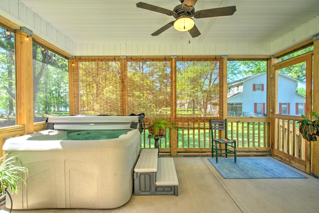 sunroom / solarium featuring a jacuzzi and ceiling fan