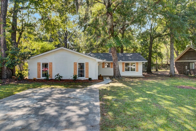 single story home featuring a front yard