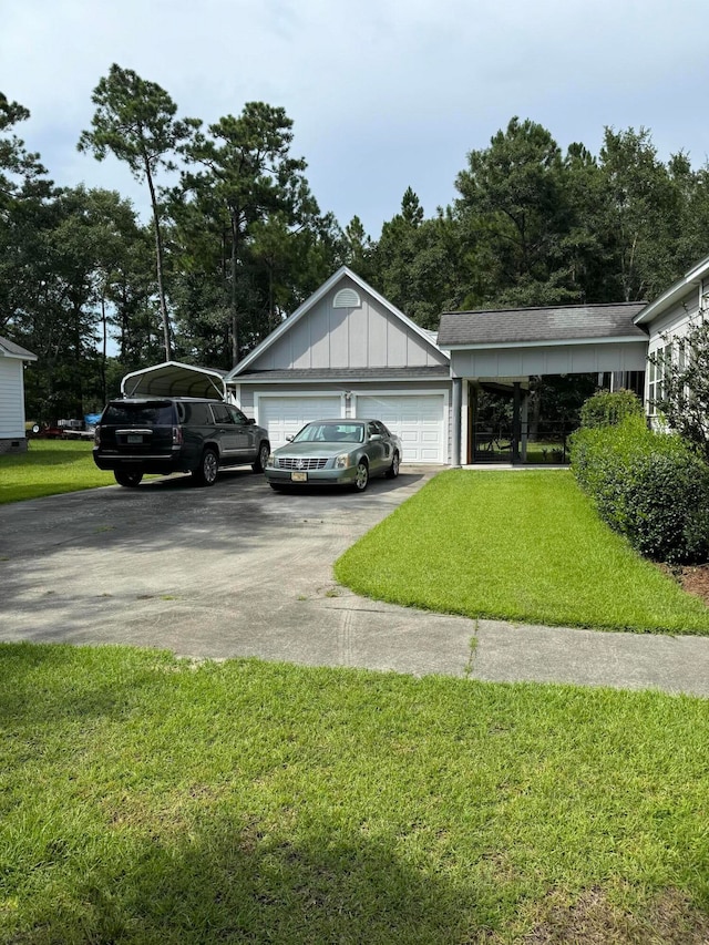 view of front facade featuring a front yard