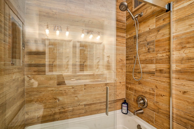 bathroom with tiled shower / bath