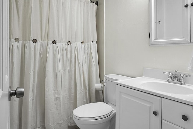 full bathroom featuring vanity, curtained shower, and toilet