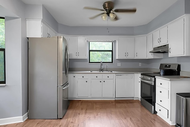 kitchen with ceiling fan, appliances with stainless steel finishes, a sink, light wood-style floors, and under cabinet range hood