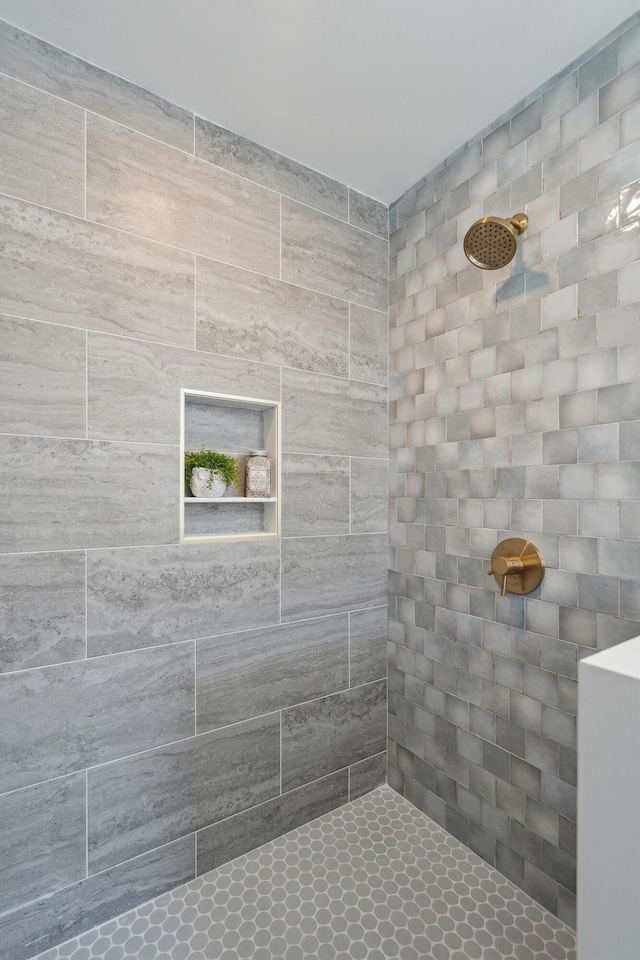 bathroom featuring a tile shower