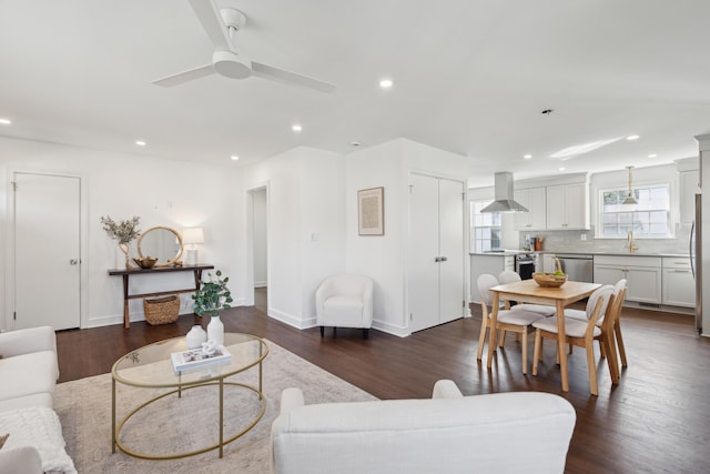 living area featuring recessed lighting, baseboards, dark wood-style floors, and a ceiling fan