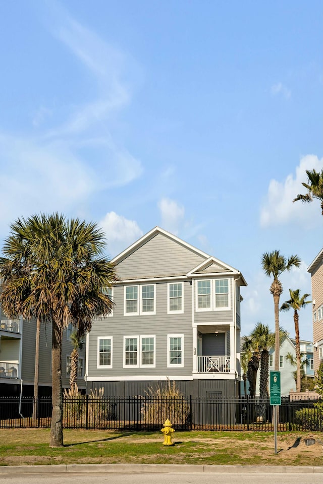 view of front of property featuring a fenced front yard