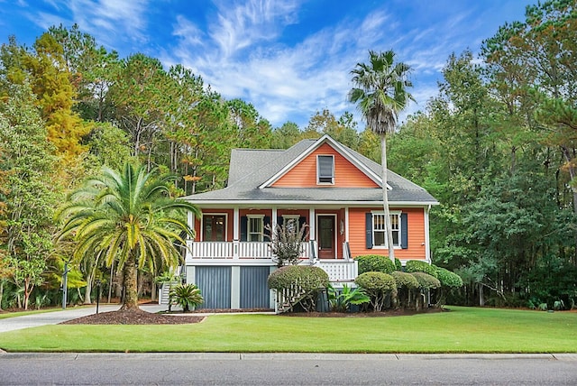 view of front of property featuring a porch and a front lawn