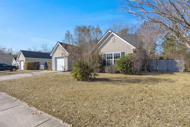 view of front facade featuring a front lawn and a garage