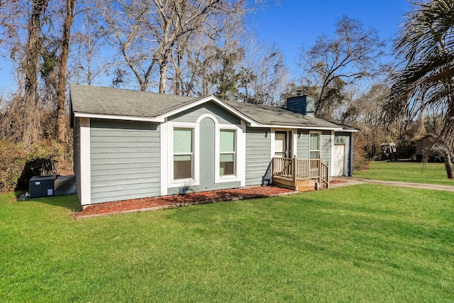 view of front of home featuring a front yard