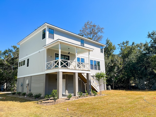 view of front of house with ceiling fan and a front yard