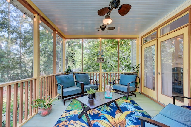 sunroom with ceiling fan