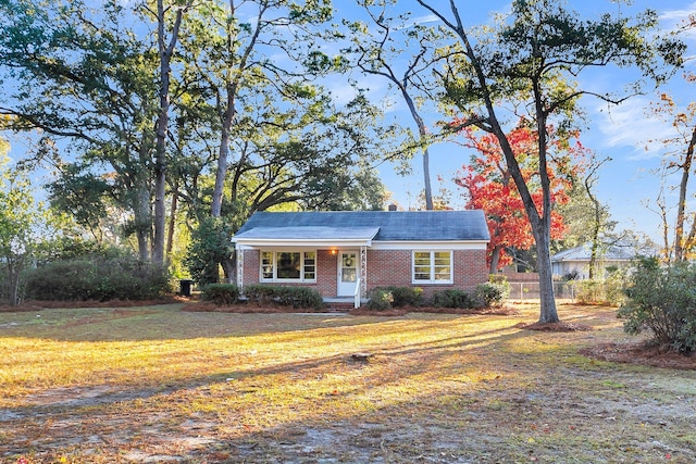 single story home with a front yard