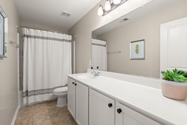 bathroom featuring a shower with shower curtain, vanity, and toilet