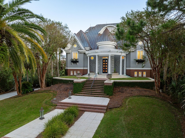 view of front of property with a front lawn