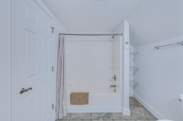 bathroom featuring shower / tub combo with curtain and baseboards