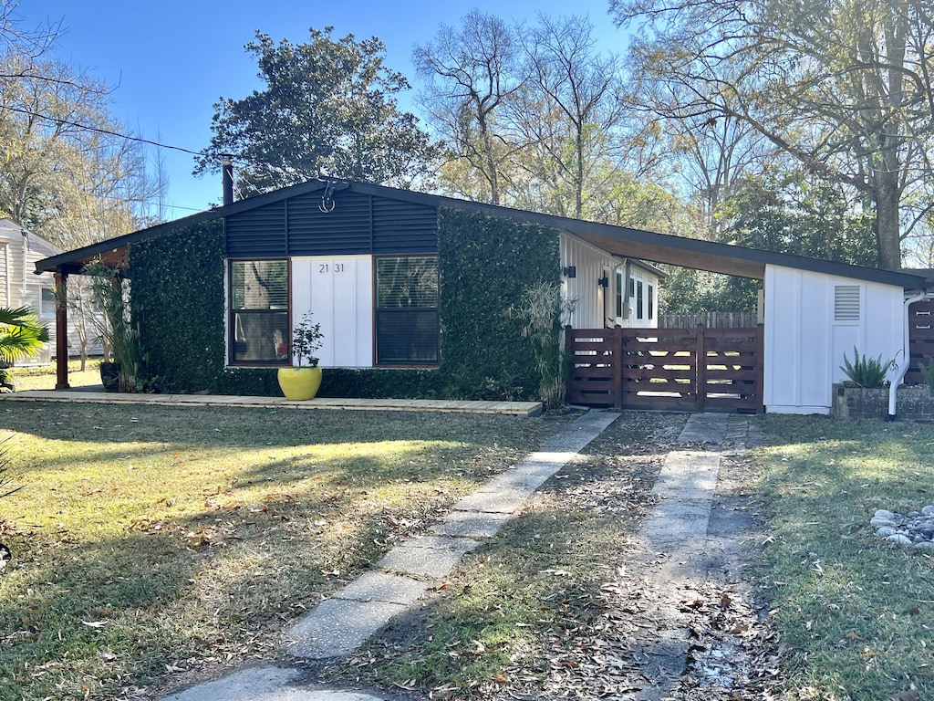 view of front of home with a front yard