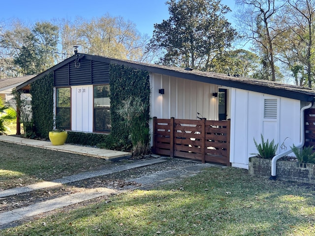 view of front of property featuring a front yard