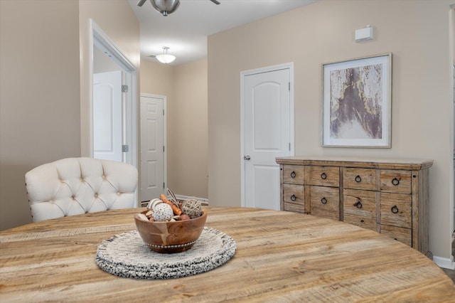 living area featuring ceiling fan