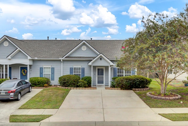 view of front of property featuring a front lawn