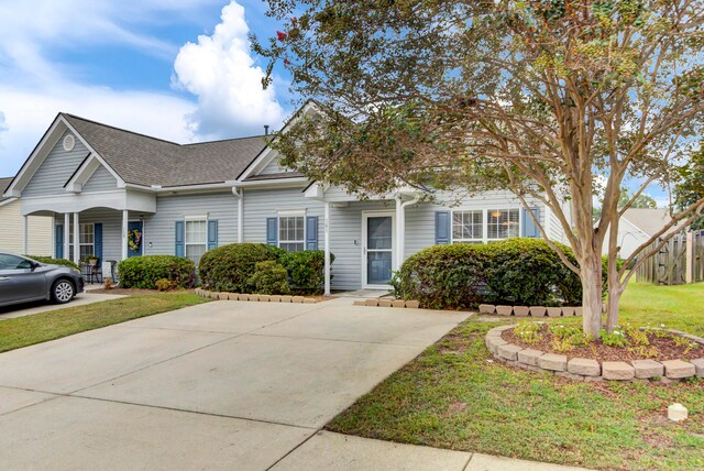 view of front of property featuring a front yard