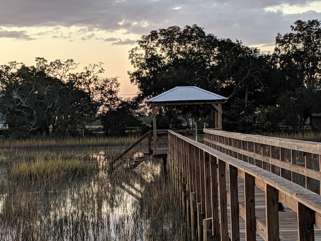 view of yard at dusk