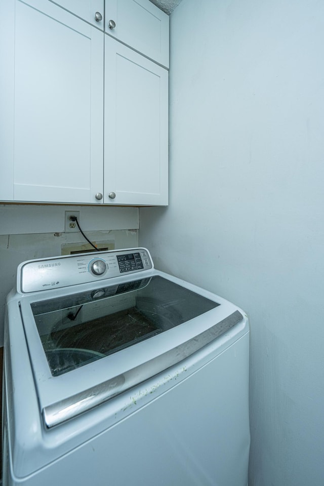 laundry area featuring cabinets and washer / dryer