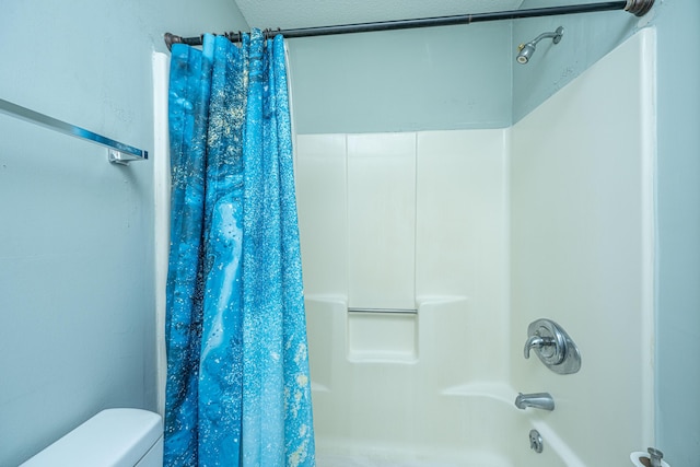 bathroom featuring shower / bath combo with shower curtain and toilet