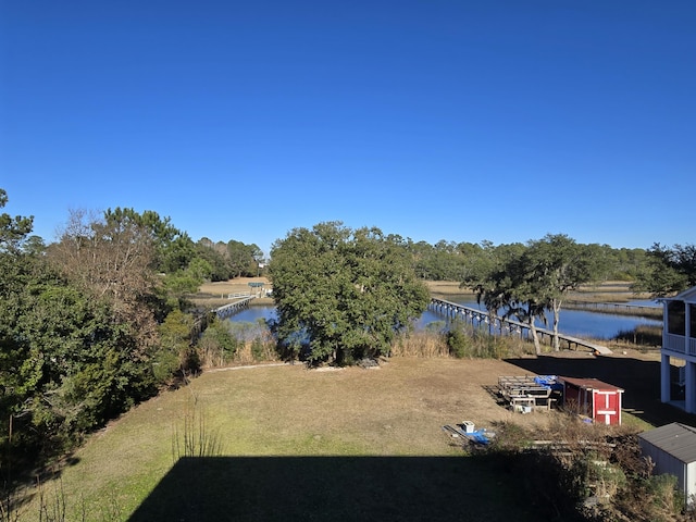 view of yard featuring a water view