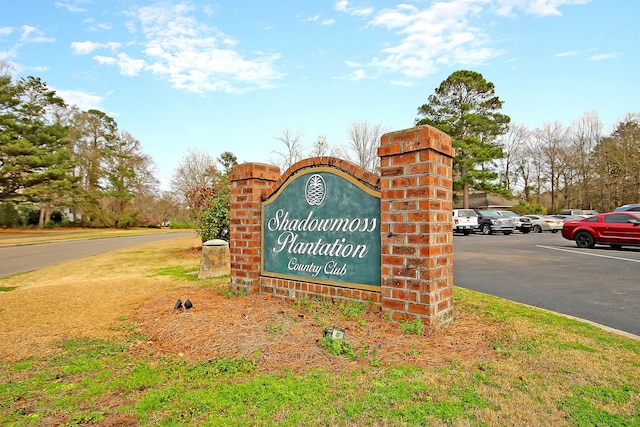 community / neighborhood sign with uncovered parking