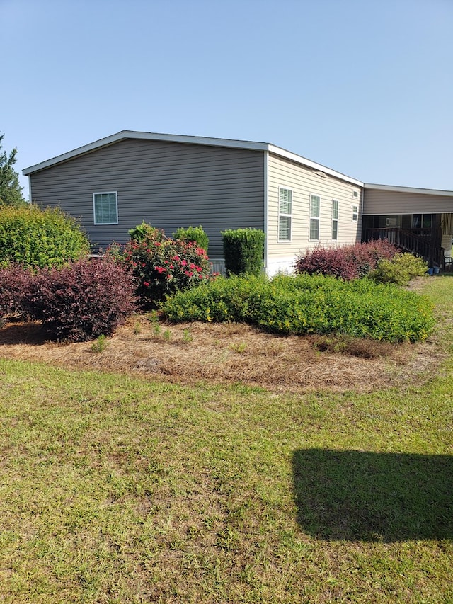 view of side of property featuring a lawn