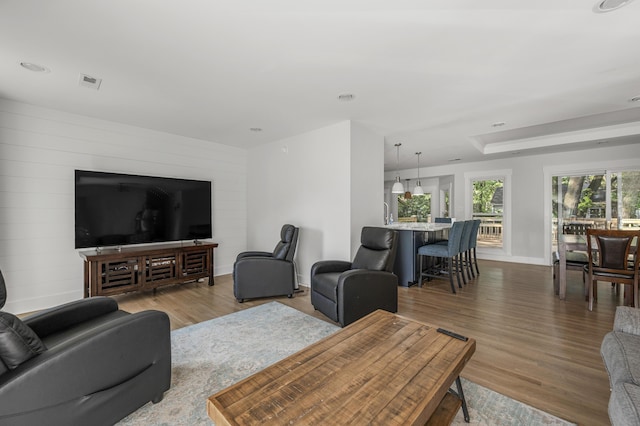 1445 Downwood Pl, Charleston, SC 29412 - living area featuring wood finished floors, baseboards, and recessed lighting