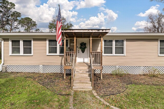view of front of property featuring a front yard