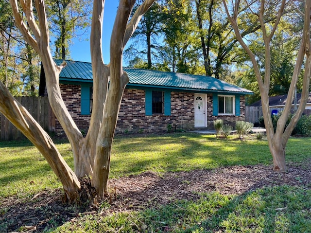 single story home featuring a front yard