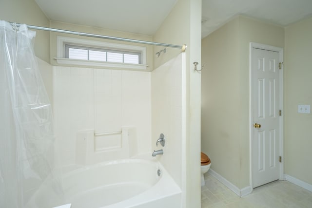 bathroom featuring toilet, shower / tub combo with curtain, and baseboards