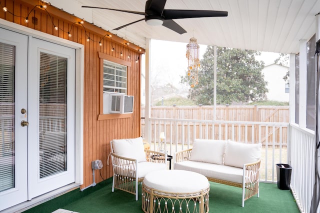 sunroom with ceiling fan