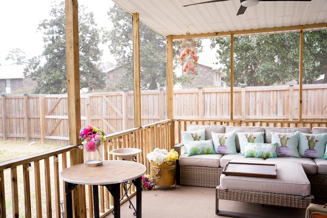 sunroom with ceiling fan