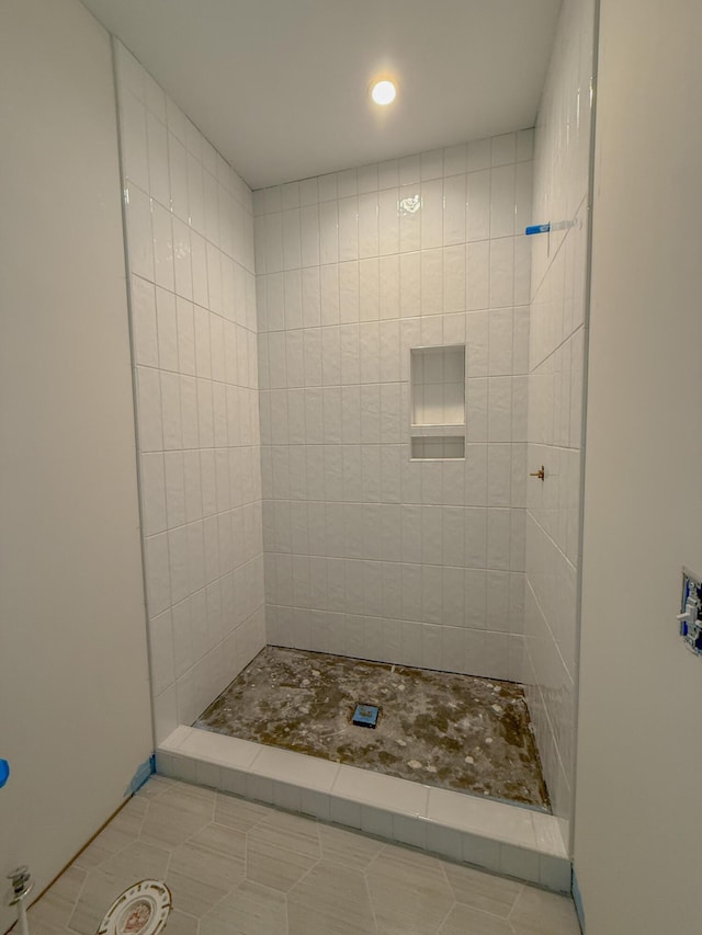 full bathroom featuring tiled shower