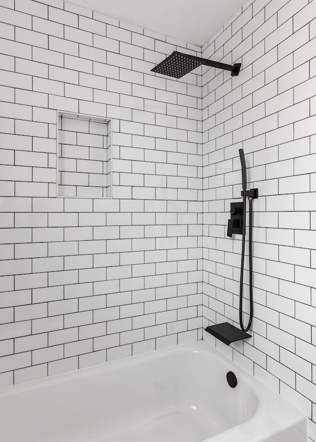 bathroom with tiled shower / bath combo