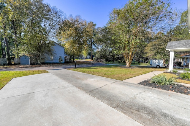 view of yard featuring a storage unit