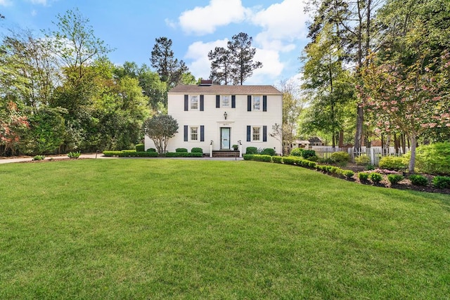 colonial home featuring a front yard