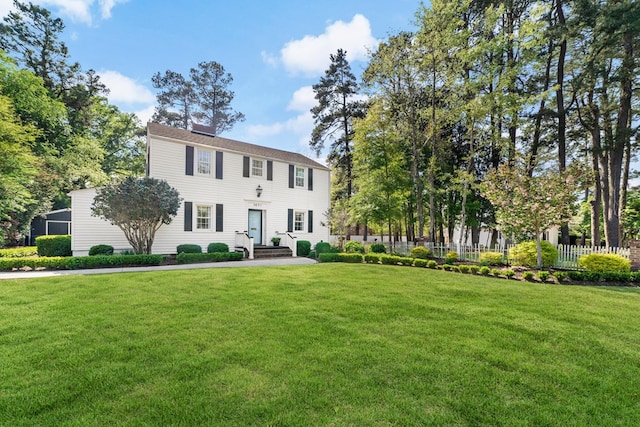 colonial house featuring a front yard