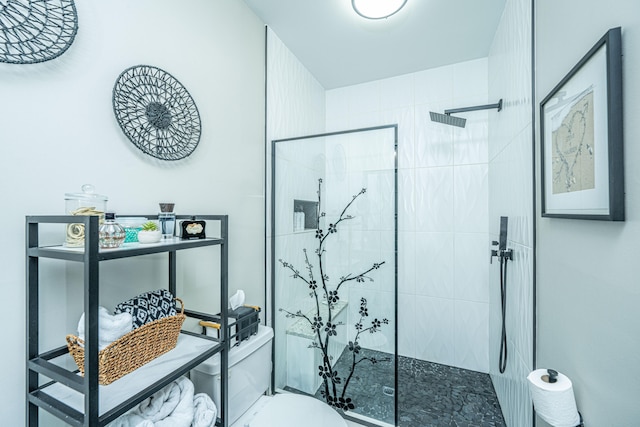 bathroom featuring tiled shower and toilet