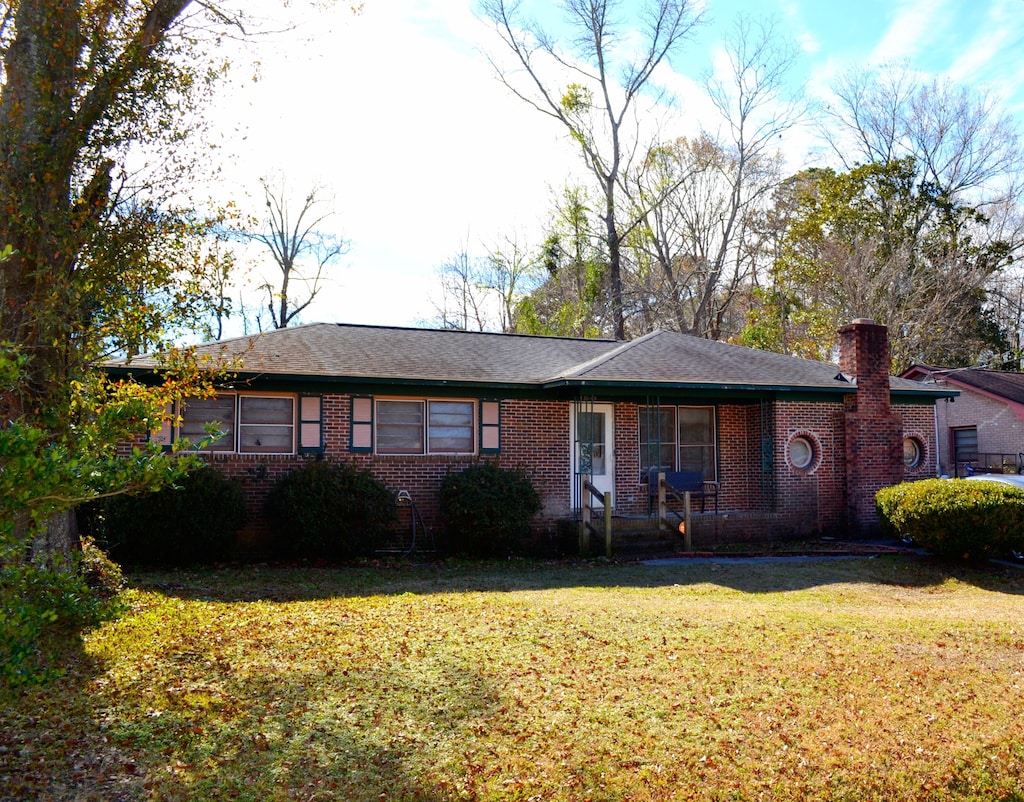 single story home featuring a front yard