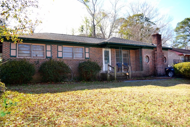 ranch-style house featuring a front lawn